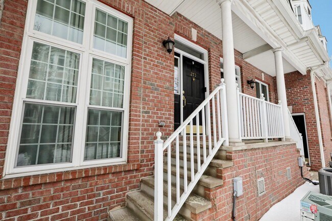 Building Photo - 273 Roslyn Ct