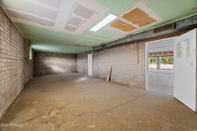 Building Photo - 4812 W Greenway Rd