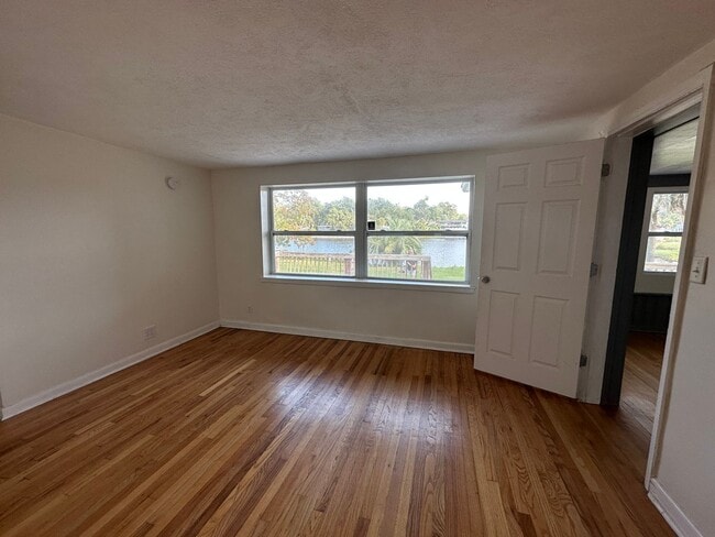 Building Photo - Beautiful 2Bed & 1Bath ON THE WATER in St....