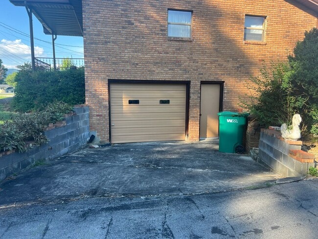 Building Photo - 2 bedroom, 1.5full bath House for rent on ...