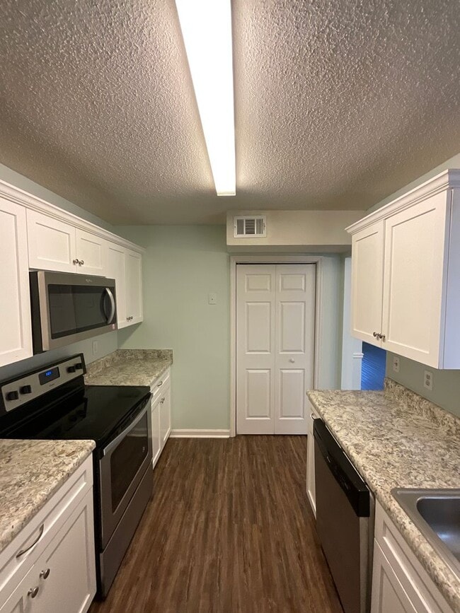 Building Photo - 3924 Miramar Ct