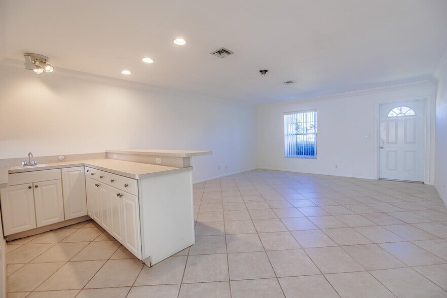 Building Photo - 527 W Jasmine Dr