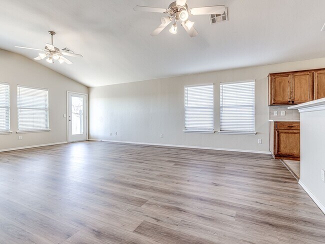 Building Photo - Updated home in Edmond + 3 bed + 2 bath