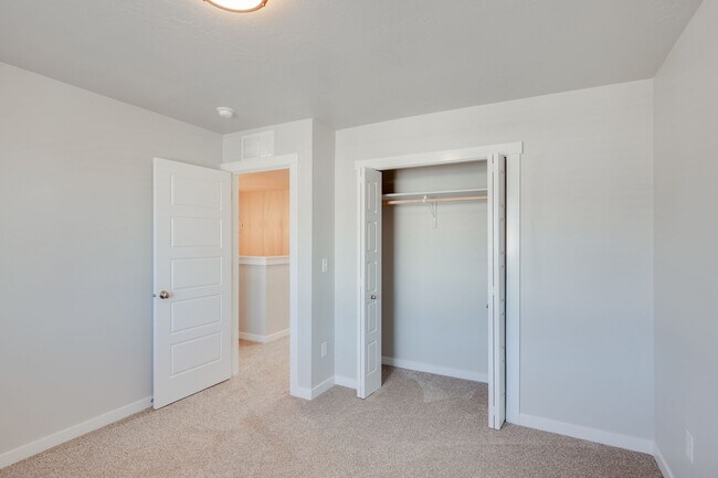 Building Photo - This 3 bedroom/2.5 bath townhome is ready for you!