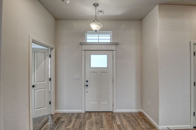 Building Photo - Beautiful Home in Summit Lakes!