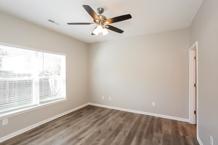 Building Photo - 7150 Parklake Pl