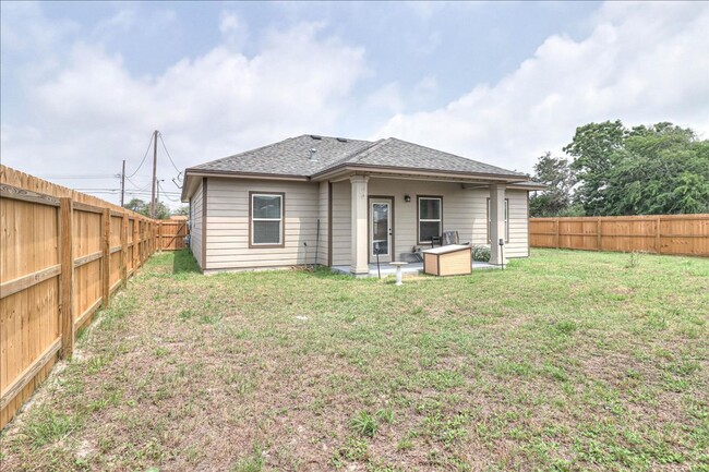 Building Photo - 2533 Lorine Dr