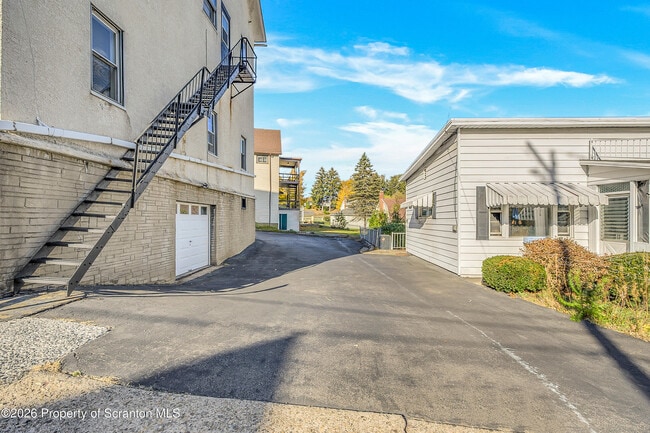 Building Photo - 864 S Main St