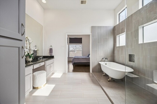 Building Photo - 902 Roy St