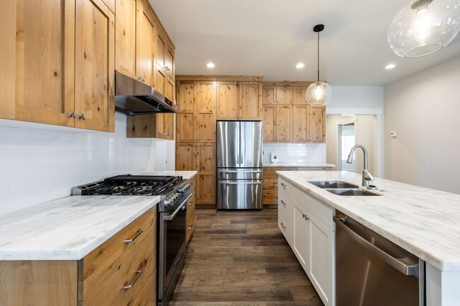 Building Photo - HOLY MOLY CHECK OUT THIS BEAUTIFUL 3 BED 2...