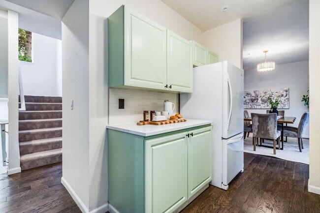 Building Photo - RENOVATED 3 BED, 3 BATH KIRKLAND TOWNHOME W GARAGE & EASY COMMUTE!