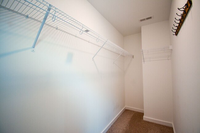 Building Photo - 10% off OCTOBER 2025 RENT- BEAUTIFUL! 2 Be...