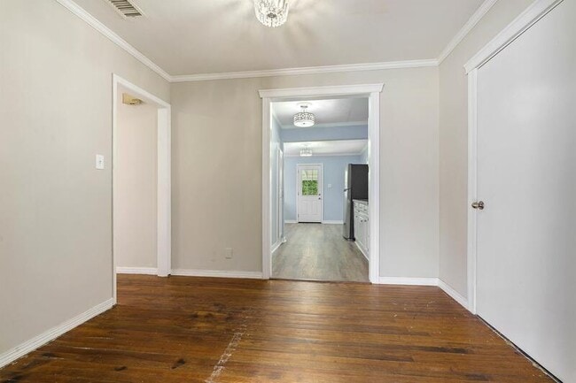 Building Photo - 206 Pinehill Dr