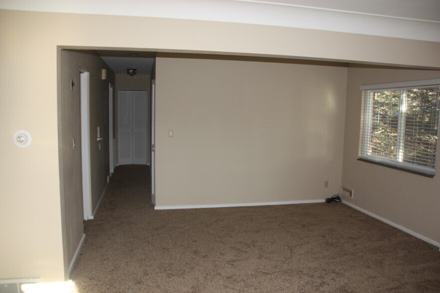 Building Photo - 2142 Collinway St