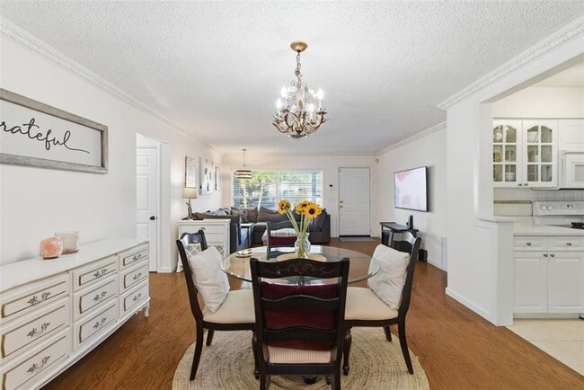 Building Photo - 2039 Pine Ridge Dr