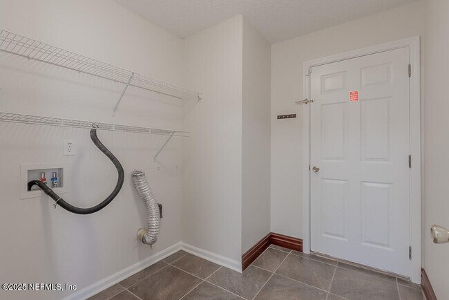 Building Photo - 8985 Redtail Dr