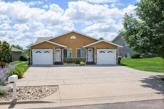 Building Photo - Charming 3 Bed, 2 Bath Townhome with Single-Car Garage