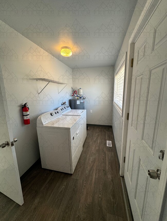 Building Photo - Updated 3 bed / 1 bath