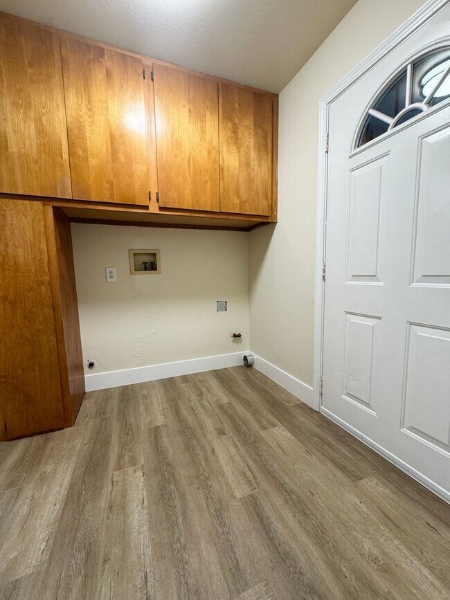 Building Photo - Spacious Country Home w/ HUGE SHOP!