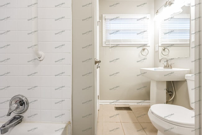 Building Photo - 302 Fulton Ln