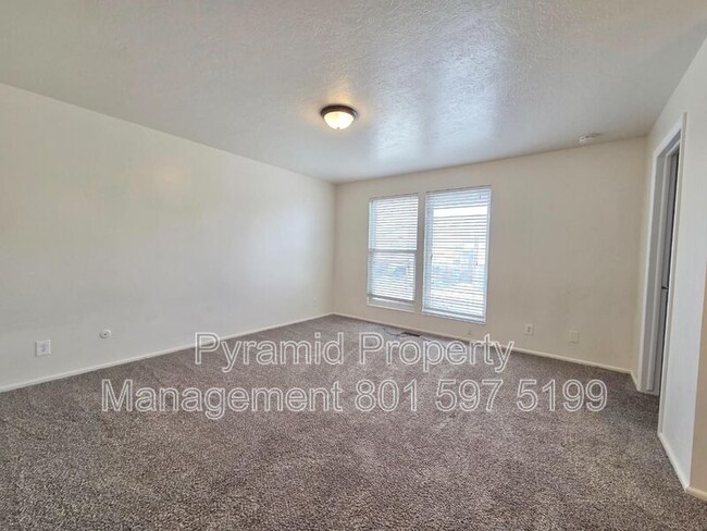Building Photo - 5571 S 2800 W