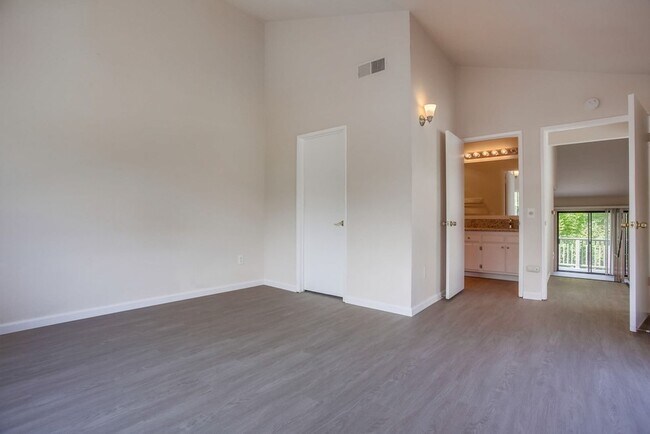 Building Photo - 243-243 N Granados Ave