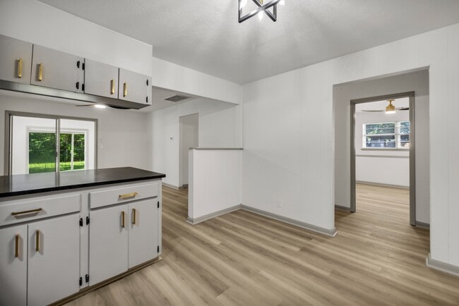 Building Photo - 114 E Ross Ave