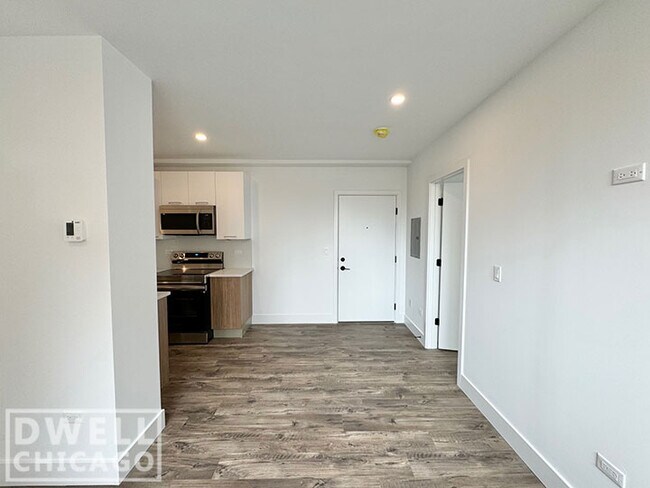 Building Photo - 901 W Carmen Ave