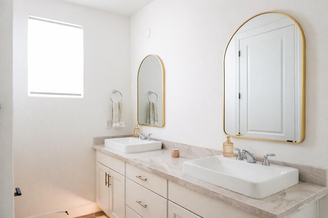 Building Photo - 12091 N San Clemente St