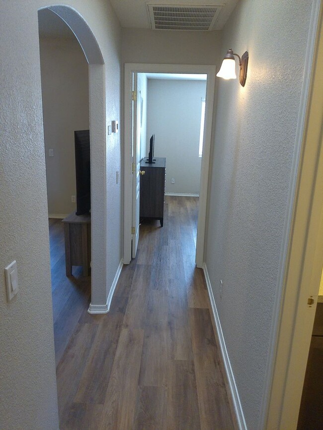 Building Photo - Seasonal rental 2 bedrooms 2 bathrooms