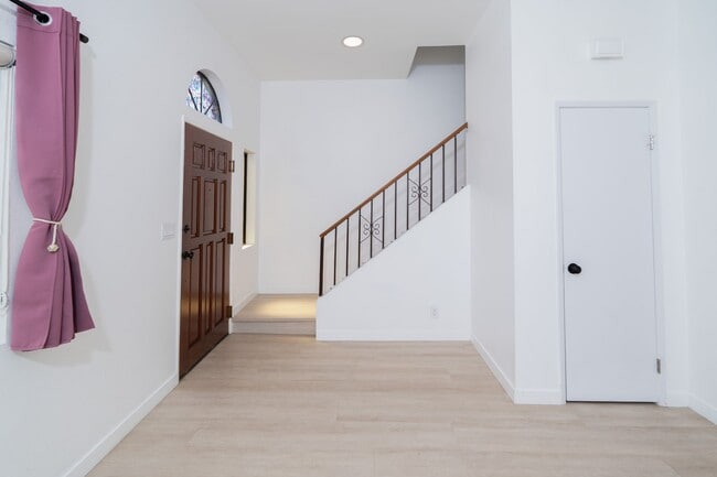 Building Photo - BEAUTIFUL 4 Bed 3 Bath unit