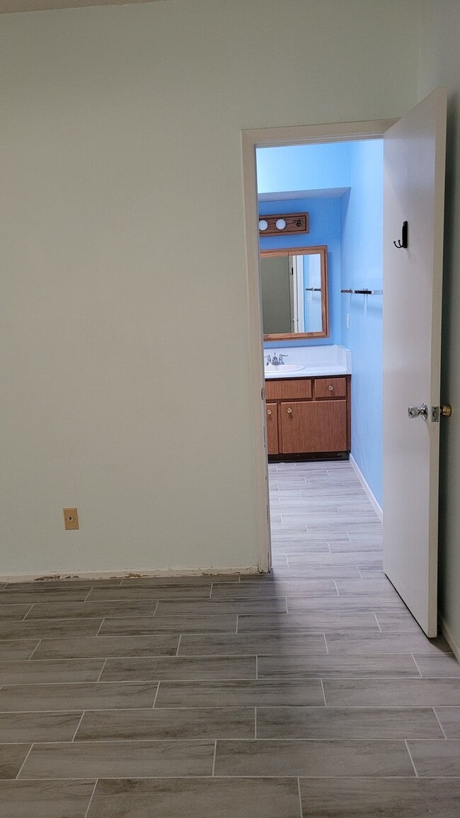 Building Photo - Freshly painted 3/2 house for rent near Cactus and SR51-MM