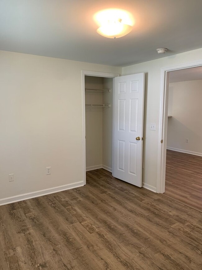 Building Photo - $500 OFF 1ST MONTH'S RENT! 3 Bedroom, 1 Bath house on Hillsdale Drive