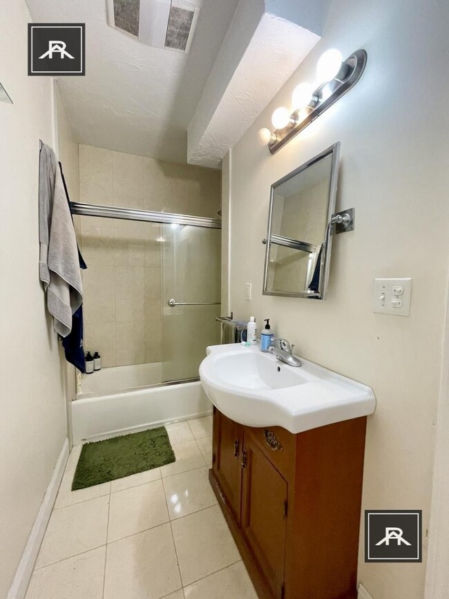 Building Photo - 4 bedroom in Brookline MA 02446