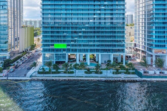 Building Photo - 700 NE 24th St