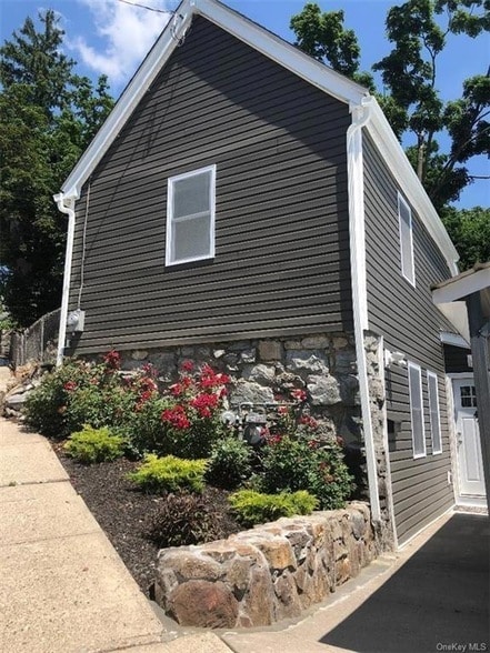 Building Photo - 44 Schneider Ave
