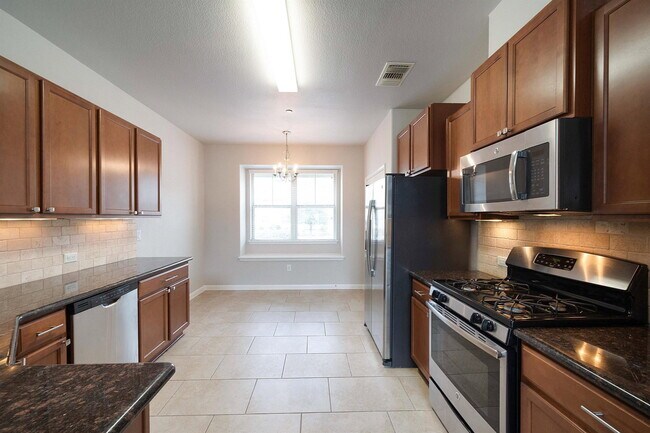 Building Photo - 1620 Bryant Dr