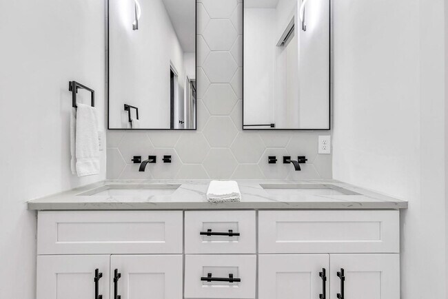 Building Photo - 554 Rosedale Ave