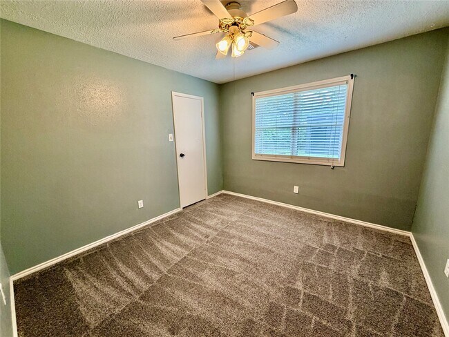 Building Photo - 19335 Diversion Dr