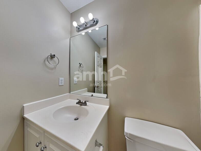 Building Photo - 2880 Camelot Woods Dr