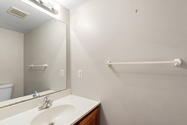 Building Photo - 133 Creekside Ct