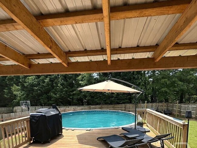Building Photo - Beautiful 3BR/3BA Home with Private Pool in Commerce