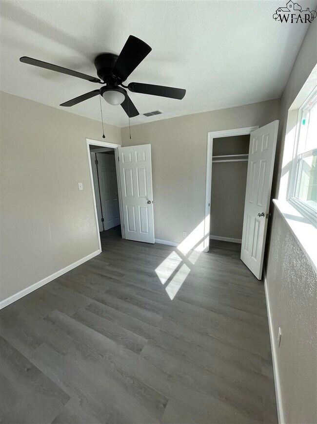 Building Photo - 5001 Lakefront Dr