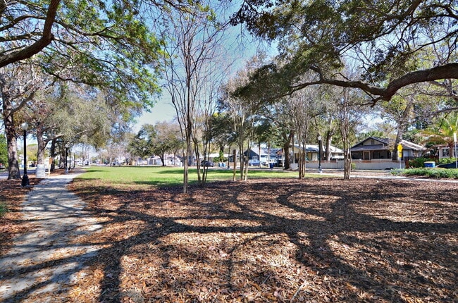 Building Photo - 912 Hart St