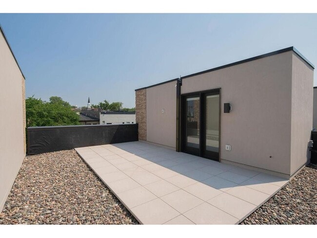 Building Photo - 122 West Dr