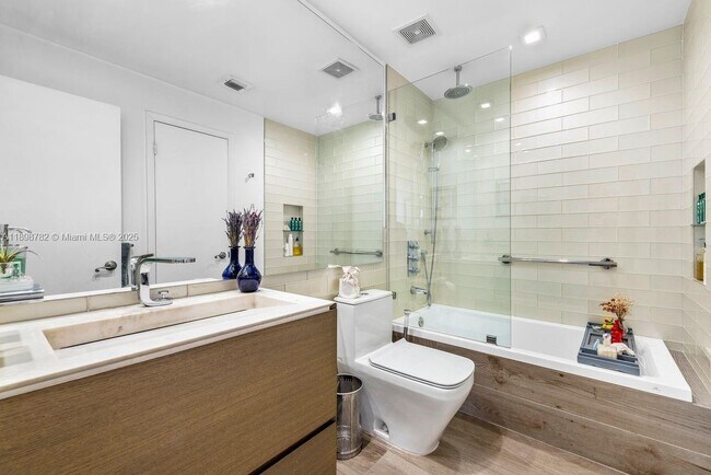 Building Photo - 1000 Venetian Way