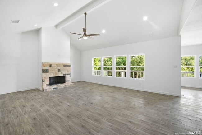 Building Photo - 207 Deer Oaks Dr