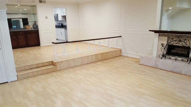 Building Photo - 1830 Kelton Ave