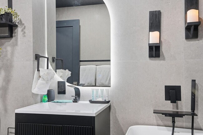 Building Photo - 8743 Thomas Dr