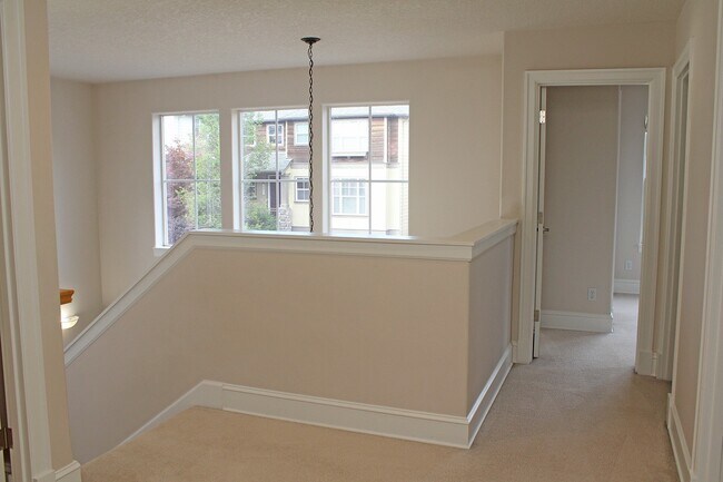 Building Photo - Spacious 4 BDR Legend & Renaissance Constr...